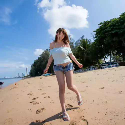 李某 36岁 本科 身高160cm 会计